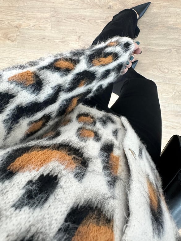 Gümüş Düğmeli Leopar Desen Hırka-Vanilya
