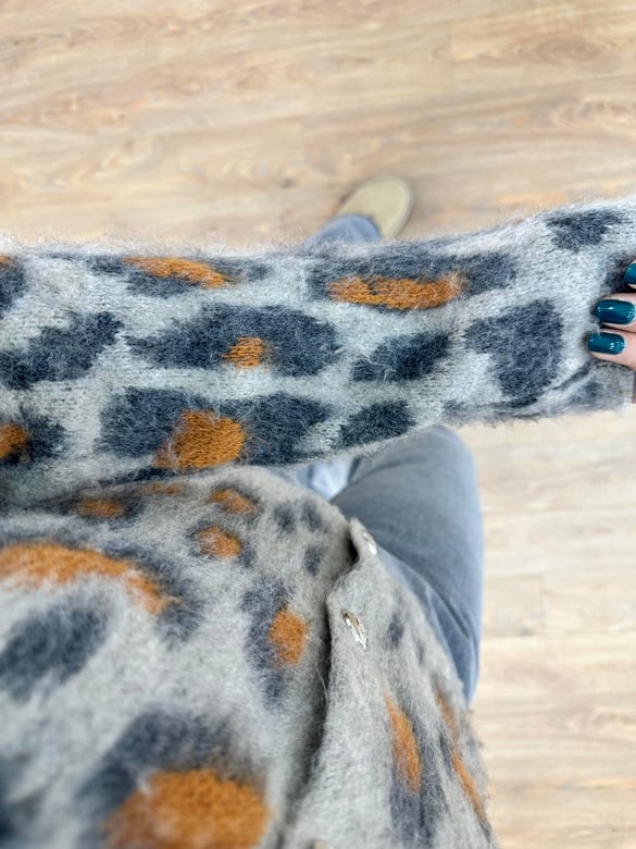 Gümüş Düğmeli Leopar Desen Hırka-Vizon