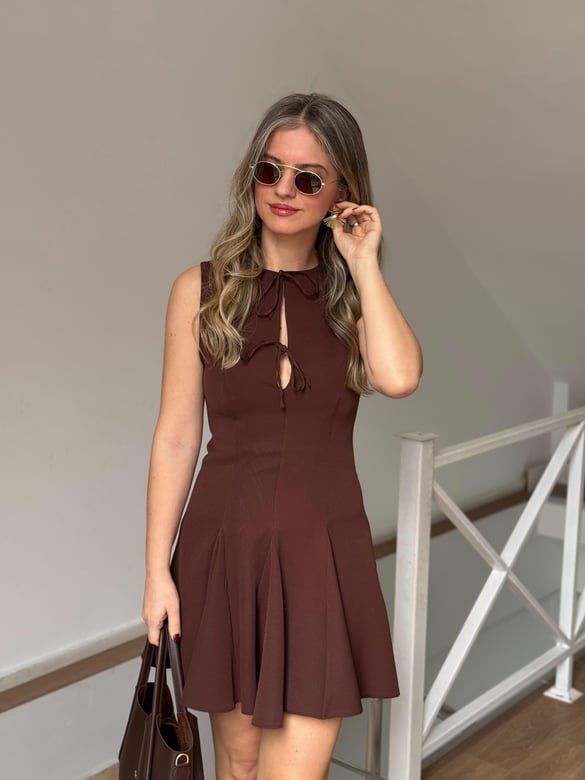 Önü Bağcıklı Volanlı Mini Elbise - Kahverengi