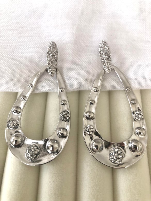 Oval Gümüş Plaka Taşlı Uzun Küpe