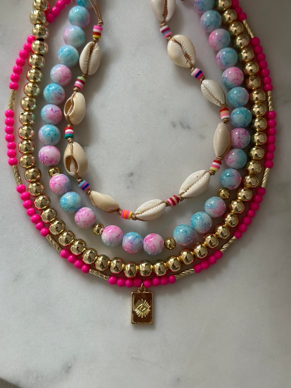 Pembe Boncuk Tasarım Gold Detay Kolye