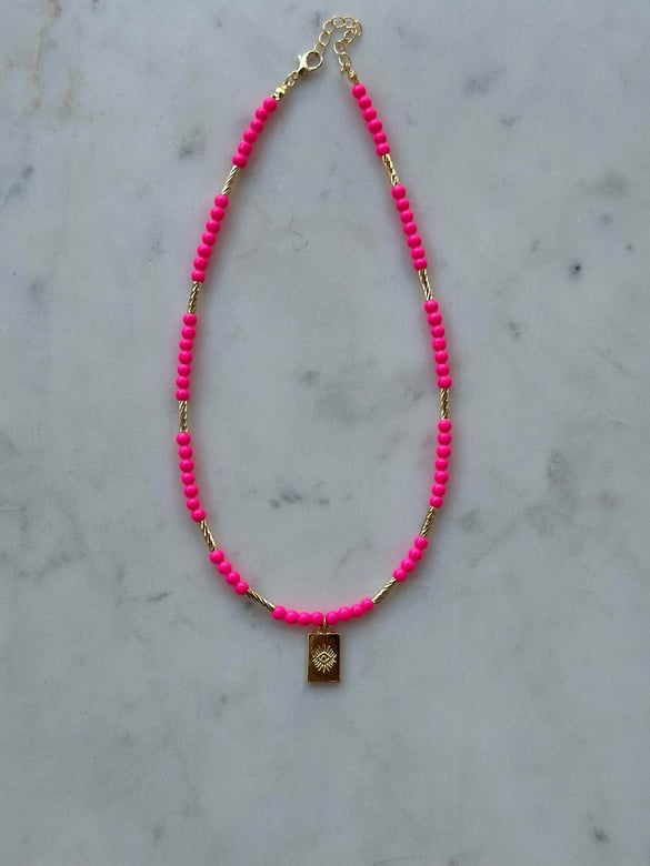 Pembe Boncuk Tasarım Gold Detay Kolye