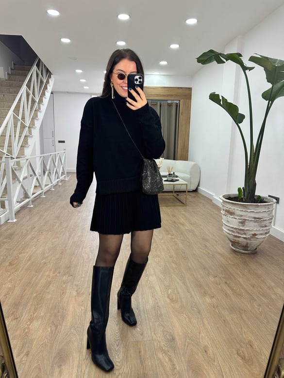 Pileli Etekli Triko Takım-Siyah