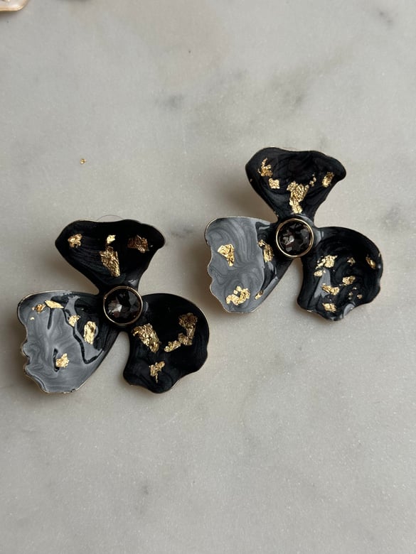 Siyah Gold Detay Siyah Taşlı Çiçek Tasarım Küpe 4,5cm