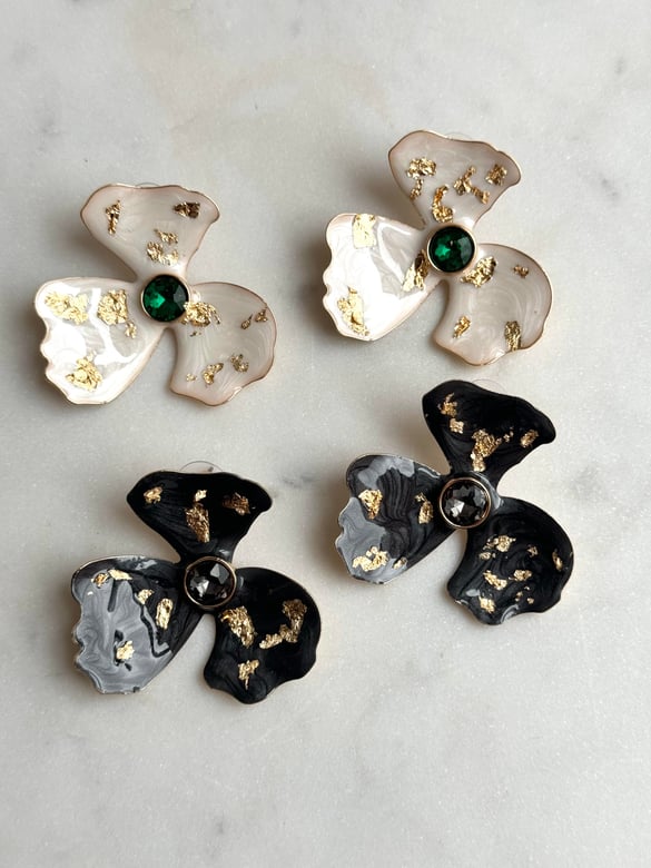 Siyah Gold Detay Siyah Taşlı Çiçek Tasarım Küpe 4,5cm