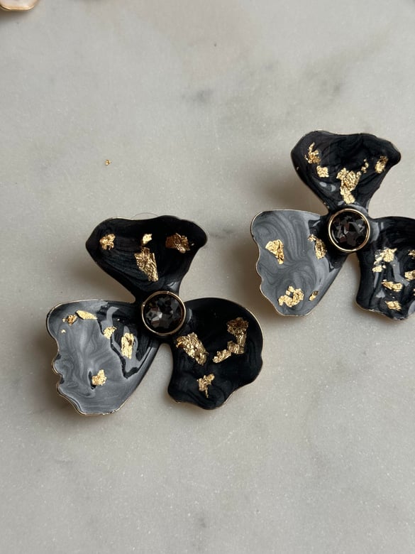 Siyah Gold Detay Siyah Taşlı Çiçek Tasarım Küpe 4,5cm
