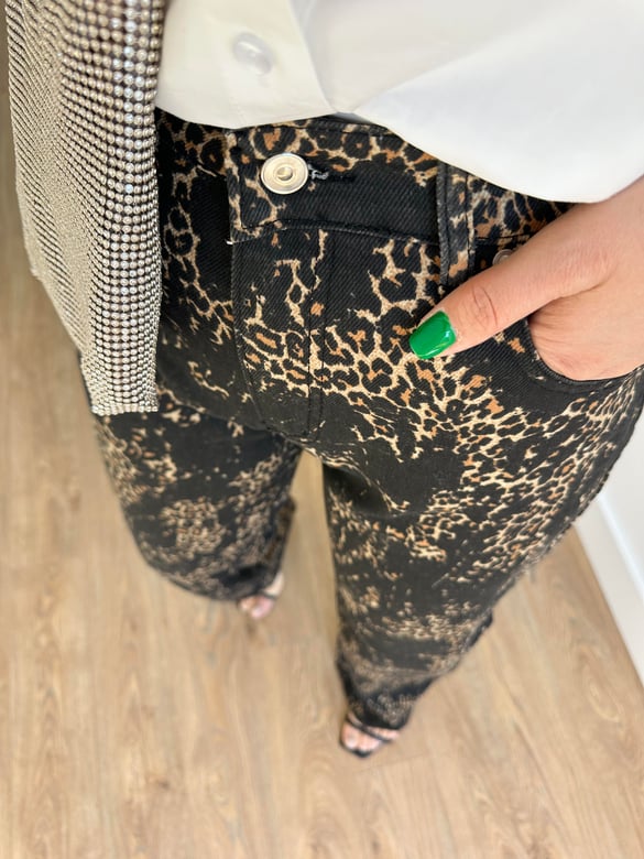 Siyah Üzeri Leopar Detay Straight Jean