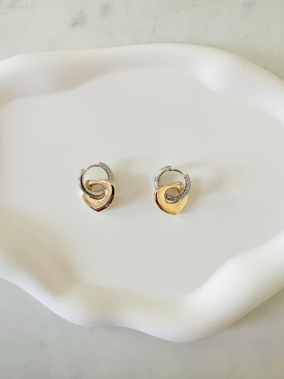 Vip Seri Taş Detaylı Gold Kalpli Küpe