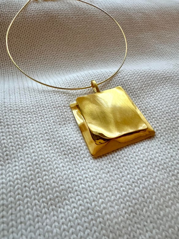 Vip Seri Kare Plaka Gold Çizik Tasarım  Kolye