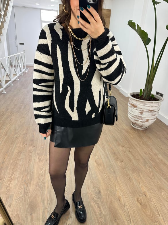 Zebra Desen Kayık Yaka Kazak-Siyah