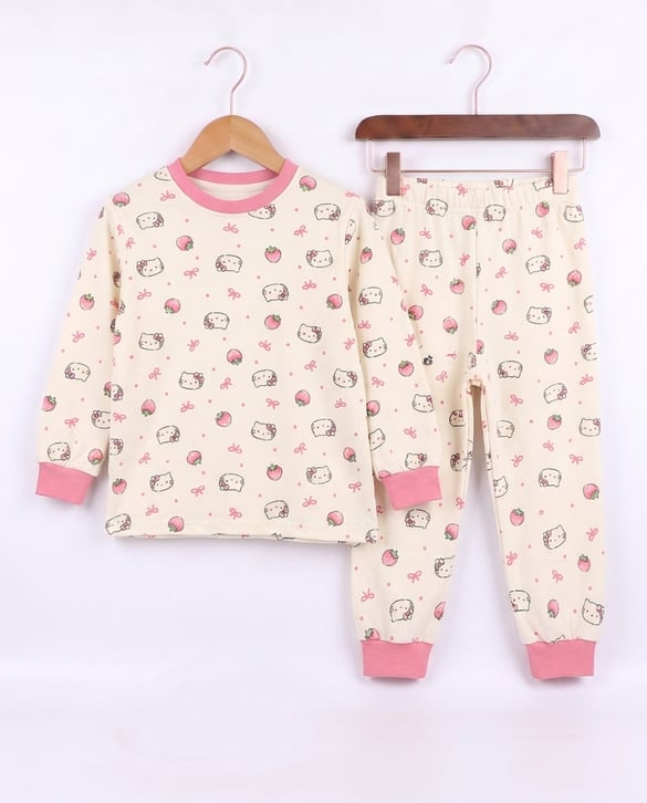 17552 Çilekli Kedi Baskılı Sıfır Yaka Pijama Takımı PEMBE