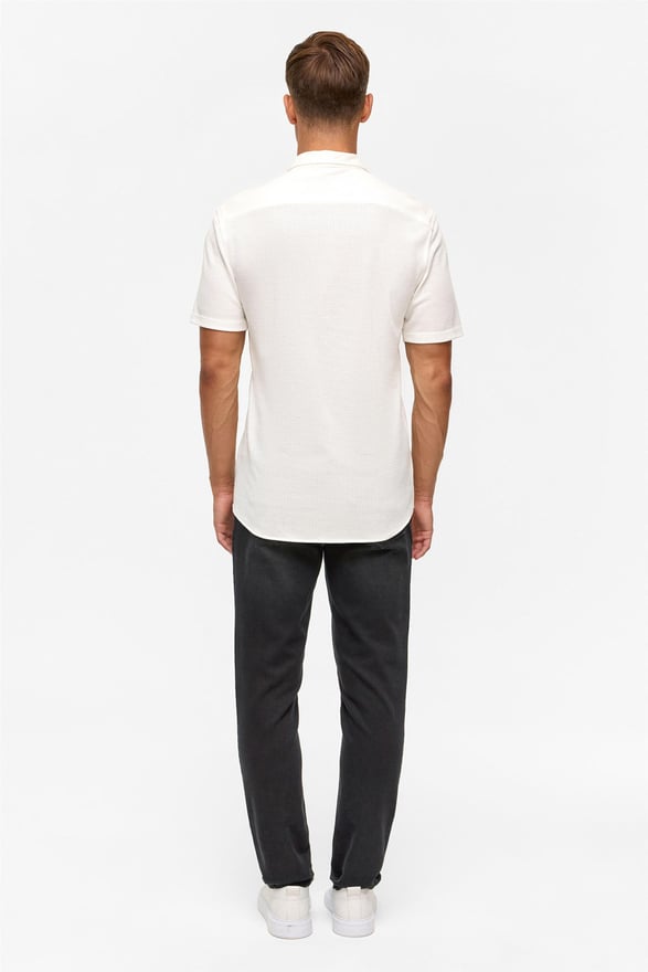 Beyaz Slim Desenli Apaş Yaka Gömlek