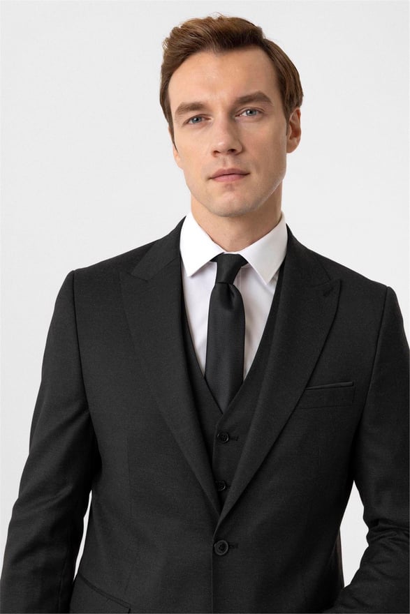 Siyah Slim Armürlü Sivri Yaka 6 Drop Yelekli Takım Elbise