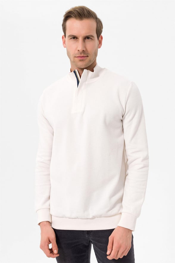 Beyaz Regular Kapitone Yarım Balıkçı Yaka  Sweatshirt