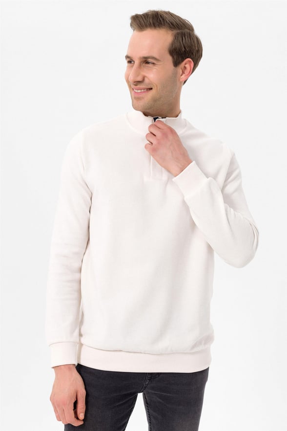 Beyaz Regular Kapitone Yarım Balıkçı Yaka  Sweatshirt