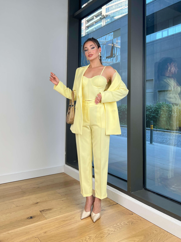 Askılı Korse Görünüm Crop Düğme Kapamalı Blazer Ceket Yüksek Bel Pantolon Adelisa Sarı Kadın Üçlü Takım 25Y493
