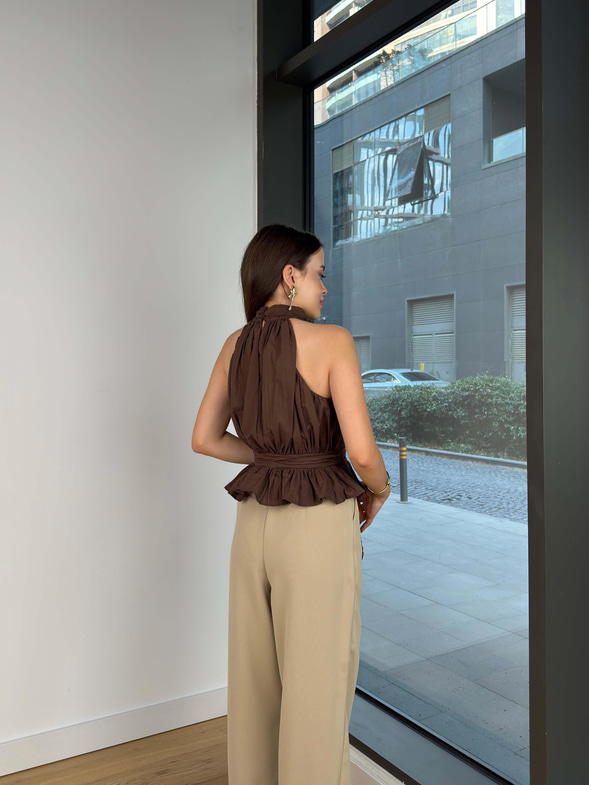 Aksesuar Detaylı Dekolteli Ander Kahve Kadın Bluz 25Y541