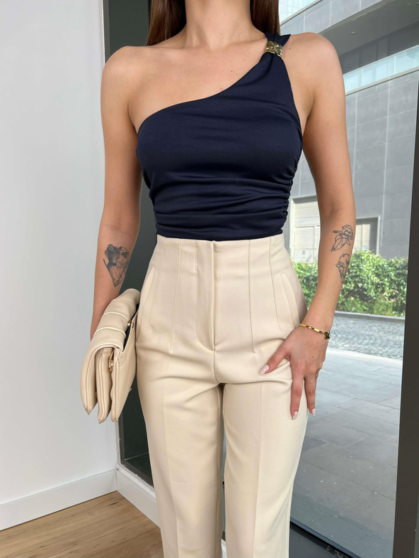 Tek Omuzlu Aksesuarlı Drape Detaylı Atenna Kadın Lacivert Bluz 24Y009