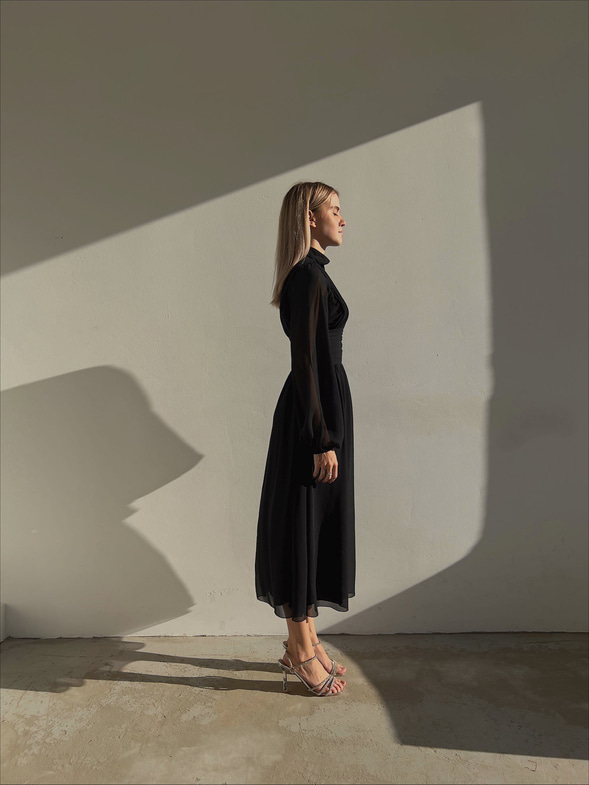 Boğazlı Uzun Tül Kol Belden Oturtmalı Rober Kadın Siyah Midi Boy Elbise 23K000155