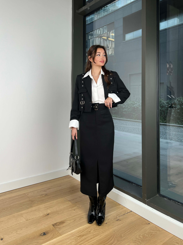 Kemer Aksesuarlı Önü Düğme Kapamalı Breden Kadın Siyah Crop Ceket 24Y091