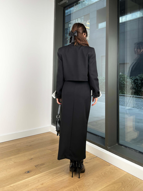 Kemer Aksesuarlı Önü Düğme Kapamalı Breden Kadın Siyah Crop Ceket 24Y091