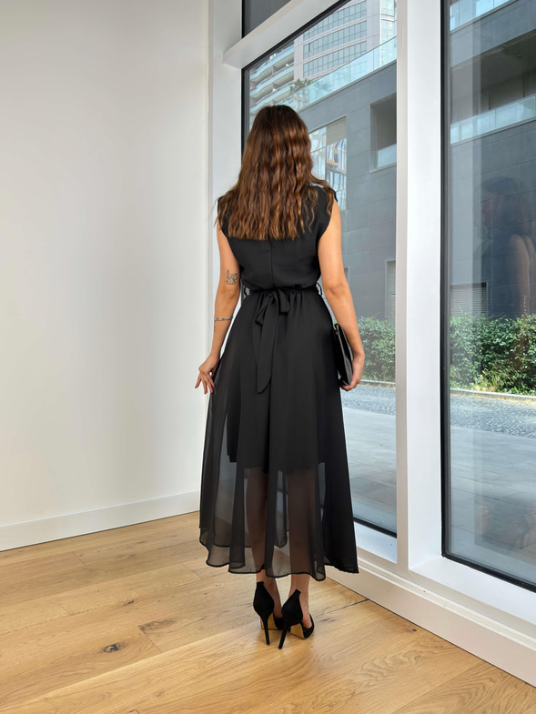 Kolsuz Omuz Vatkalı Bel Kısmı Boncuk Detaylı Ve Bağlamalı Chaib Kadın Siyah Elbise 24Y733