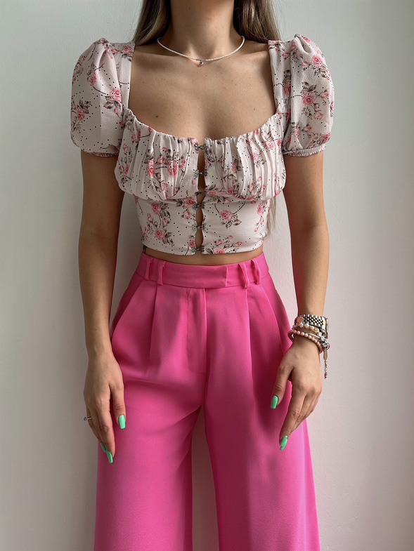 Çiçekli Agraf Kapamalı Göğüs Drapeli Helena Kadın Pudra Crop Bluz 22Y000034