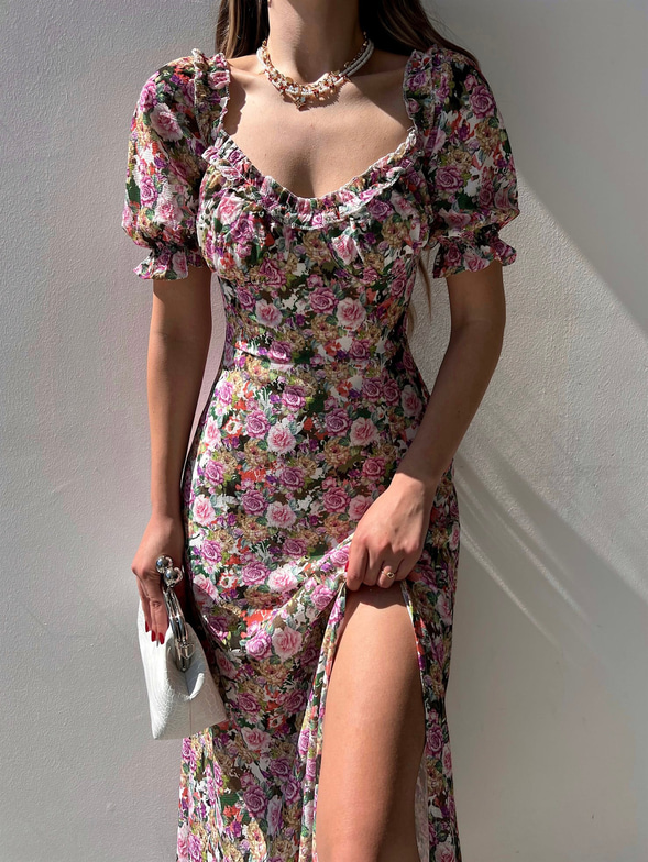 Çiçekli Midi Boy Yaka Çevresi Fırfırlı Yırtmaçlı Presley Kadın Renkli Elbise 22Y000286
