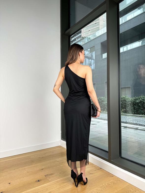 Tek Omuz Askılı Aksesuar Detaylı Drapeli Coza Siyah Kadın Elbise 25Y057