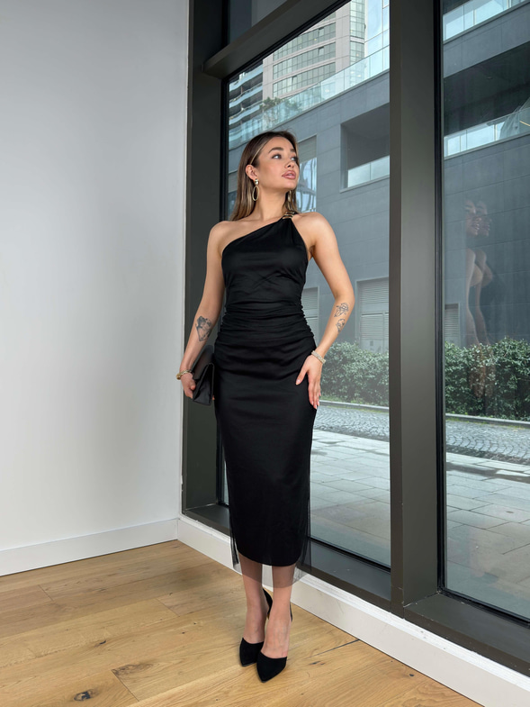 Tek Omuz Askılı Aksesuar Detaylı Drapeli Coza Siyah Kadın Elbise 25Y057