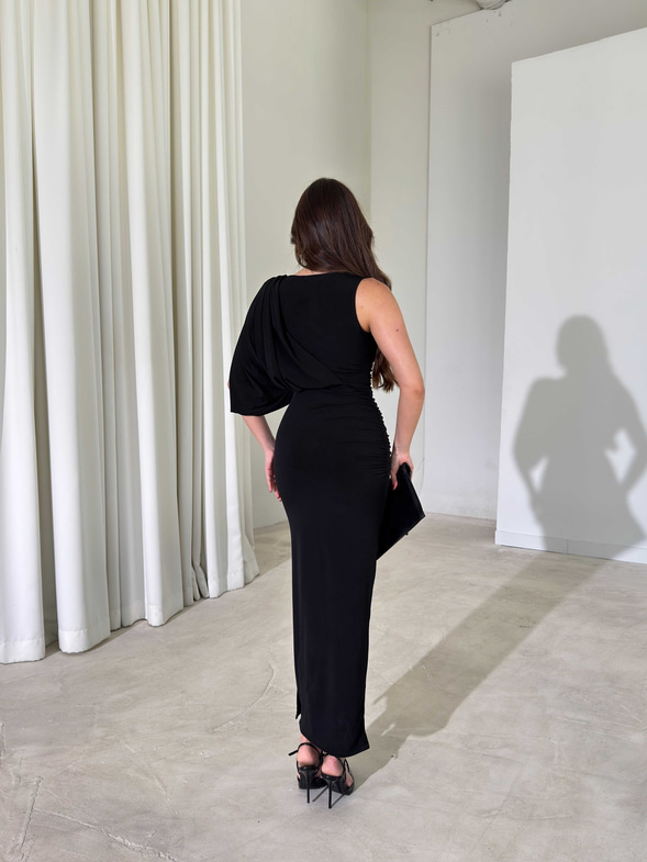 Tek Kol Asimetrik Drape Detaylı Aksesuarlı Yandan Yırtmaçlı Siyah Declan Kadın Elbise 26Y416