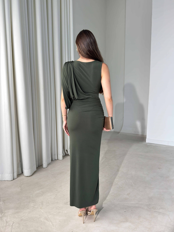 Tek Kol Asimetrik Drape Detaylı Aksesuarlı Yandan Yırtmaçlı Haki Declan Kadın Elbise 26Y416