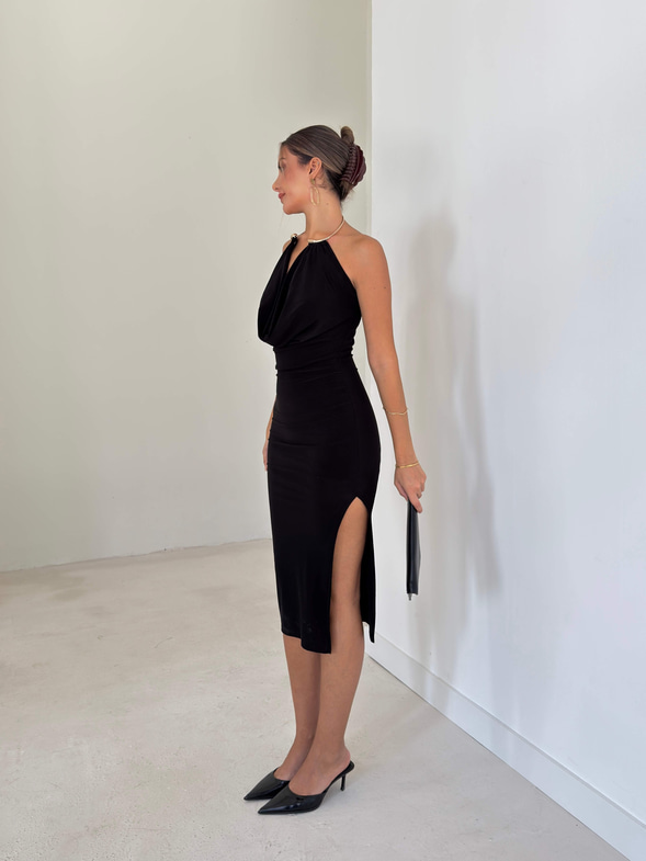 Boyundan Aksesuarlı Yandan Yırtmaçlı Midi Denli Siyah Kadın Elbise 26K086