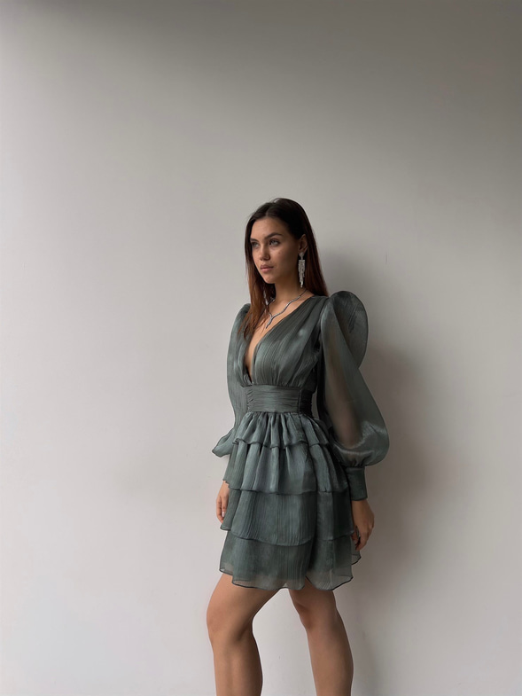 Derin V Yaka Belden Oturtmalı Tül Kol Crown Kadın Haki Fırfırlı Elbise 23K000314