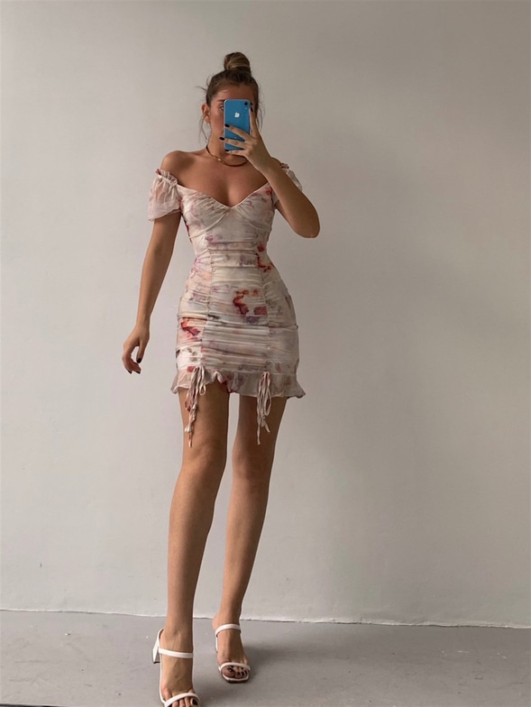 Desenli Madonna Yaka Eteği Volanlı Kadın Bordo Mini Elbise 21Y000390
