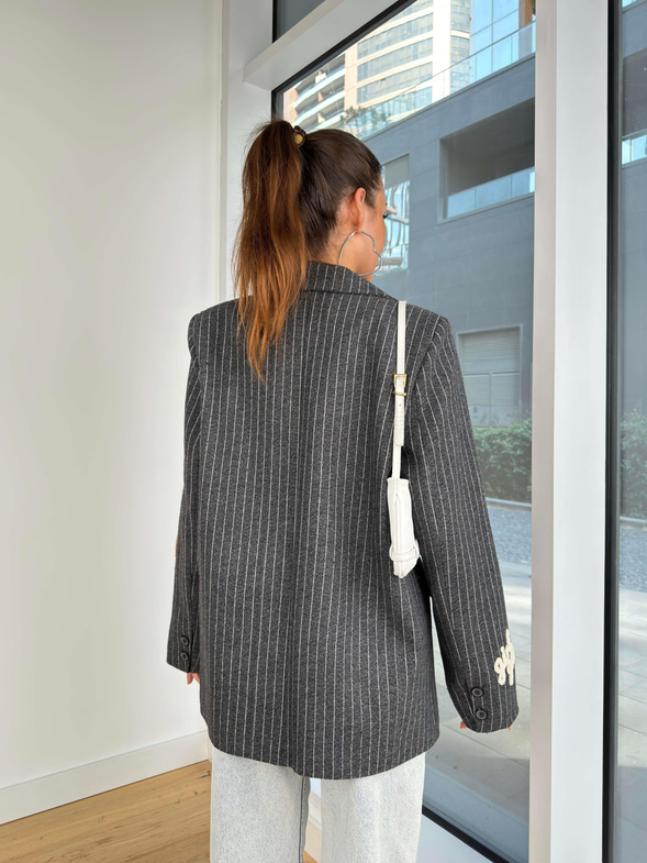 Omuz Vatkalı Nakış Detaylı Çizgili Desmin Kadın Siyah Ceket 25K066