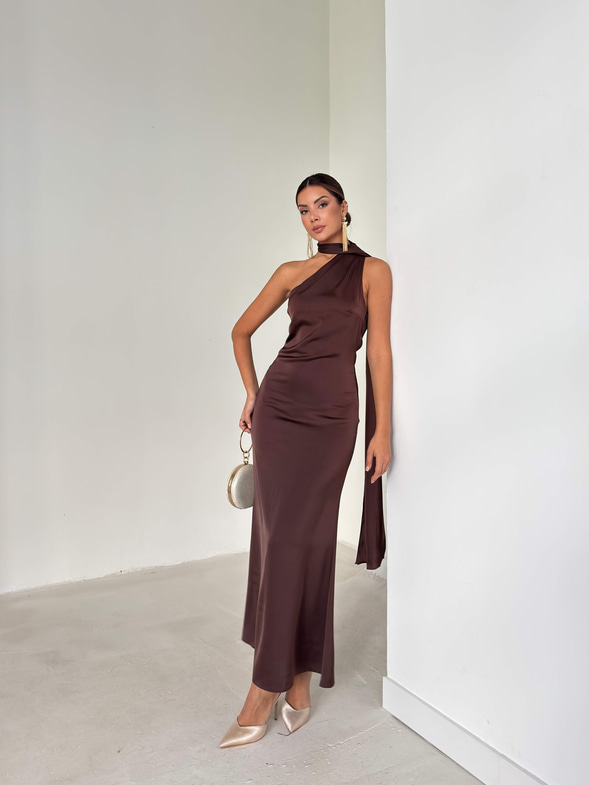 Tek Omuz Sırtı Asimetrik Detay Kendinden Kuşaklı Saten Midi Dıamante Kahve Kadın Elbise 26K085