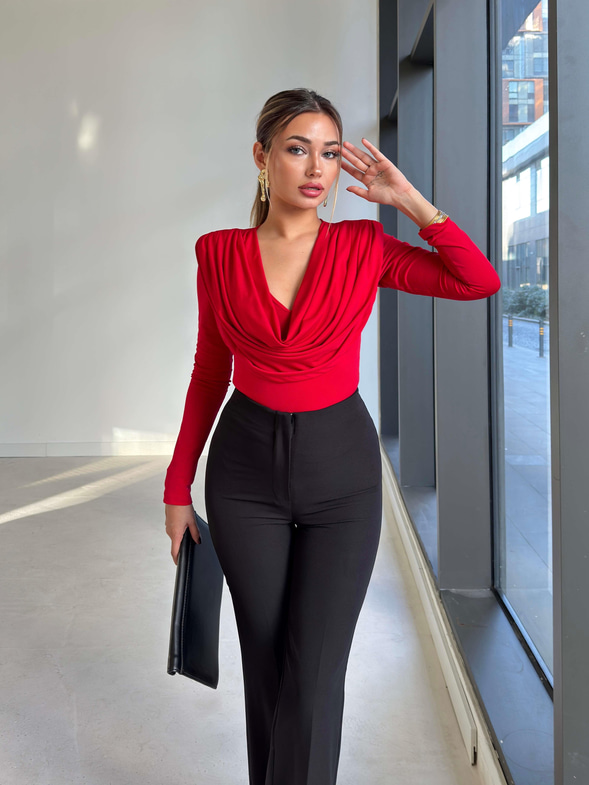 Omzu Vatkalı Uzun Kol Degaje Yaka Dinre Kadın Kırmızı Bluz 26K101