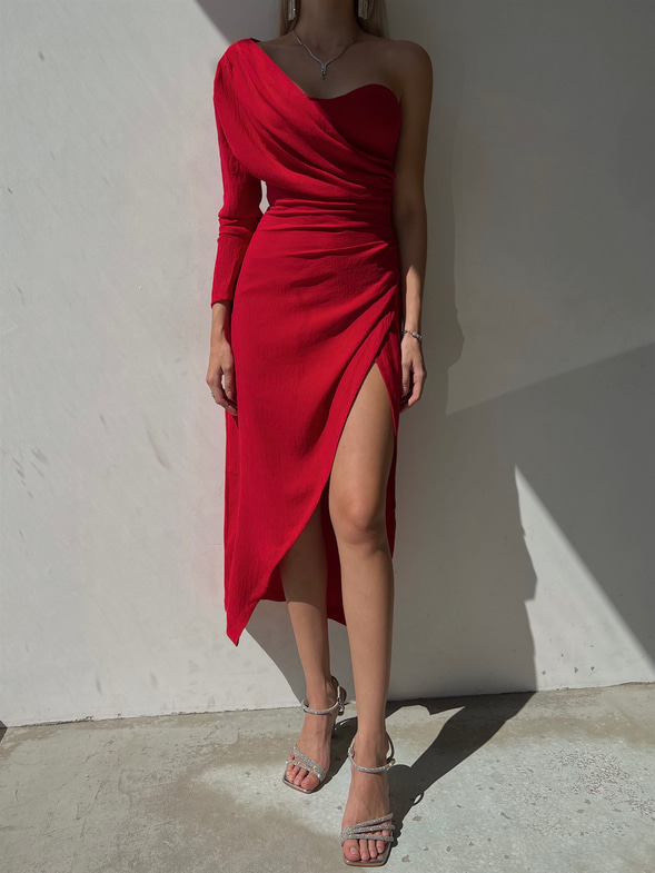 Drape Detaylı Tek Omuz Etek Kısmı Kruvaze Yırtmaçlı Lowry Kadın Kırmızı Midi Boy Elbise 23K000091