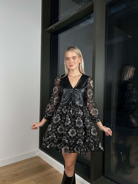 V Yaka Önü Düğmeli Üst Kısmı Deri Detaylı Drew Kadın Çiçekli Siyah Mini Elbise 24k294