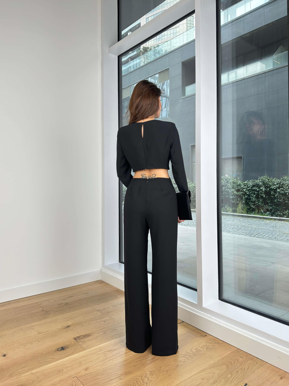 Omuz Vatkalı Beli Pencere Detaylı Bol Paça Elio Kadın Siyah Tulum 24Y132