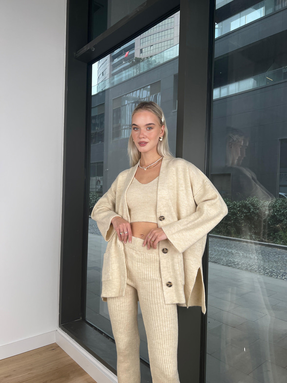 Oversize Önü Düğmeli Hırka V Yaka Crop Yüksek Bel Pantolon Elyano Kadın Taş Üçlü Triko Takım 24k000170