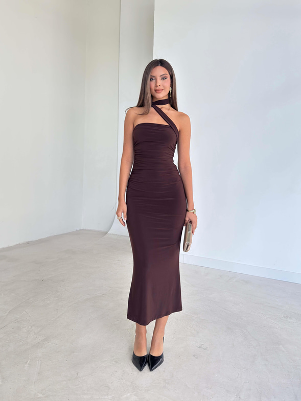 Kendinden Kuşaklı Drape Detaylı Arkası Yırtmaçlı Emrick Kahve Kadın Elbise 26K228