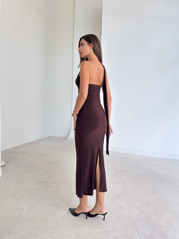 Kendinden Kuşaklı Drape Detaylı Arkası Yırtmaçlı Emrick Kahve Kadın Elbise 26K228