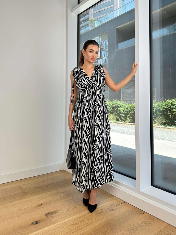 V Yaka Omuz Kısmı Büzgülü Ve Bağlamalı Evelina Kadın Desenli Siyah Uzun Elbise 24Y795