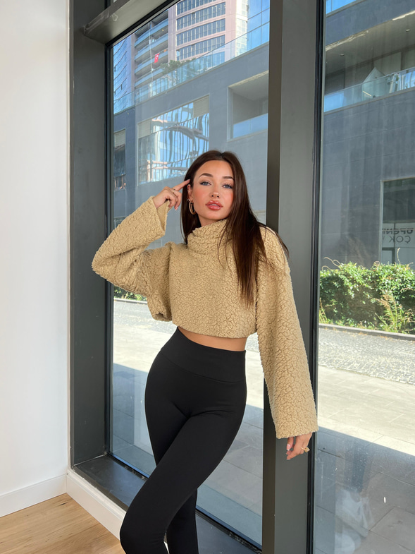 Boğazlı Peluş Frio Kadın Vizon Crop Kazak 24k000168
