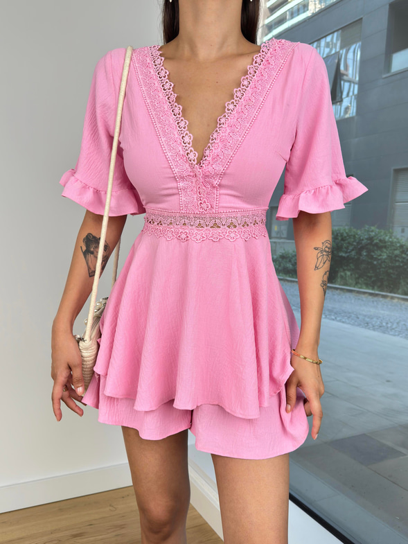 V Yaka Dantel Detaylı Yarım Fırfır Kol Gift Kadın Pembe Mini Tulum 24Y749