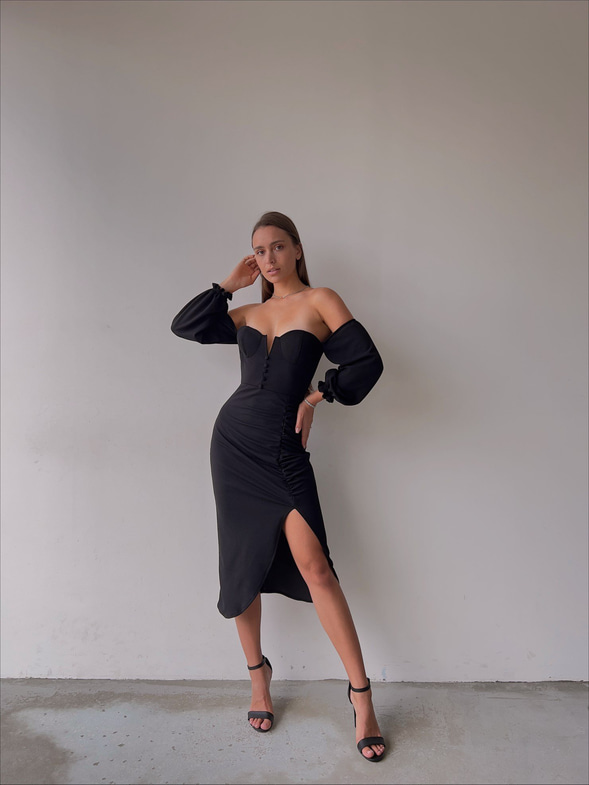 Göğüs Dekolteli Önü Düğme Detaylı Etek Kısmı Yırtmaçlı Varro Kadın Siyah Midi Boy Elbise 23K000109