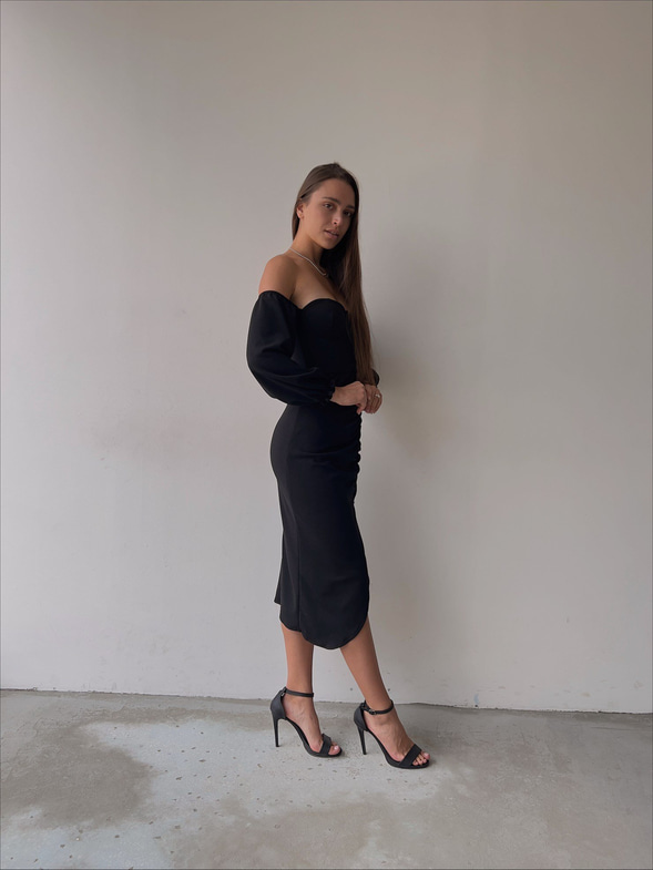 Göğüs Dekolteli Önü Düğme Detaylı Etek Kısmı Yırtmaçlı Varro Kadın Siyah Midi Boy Elbise 23K000109