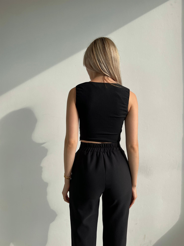 Göğüs Kuplu Kalp Yaka Toka Detaylı Lelia Kadın Siyah Crop Bluz 22Y000385